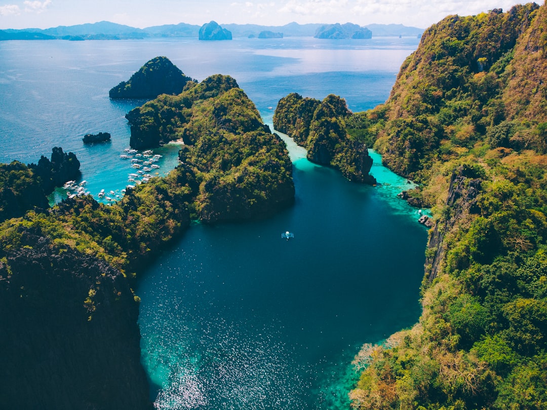 Palawan El Nido turquoise waters and limestone cliffs